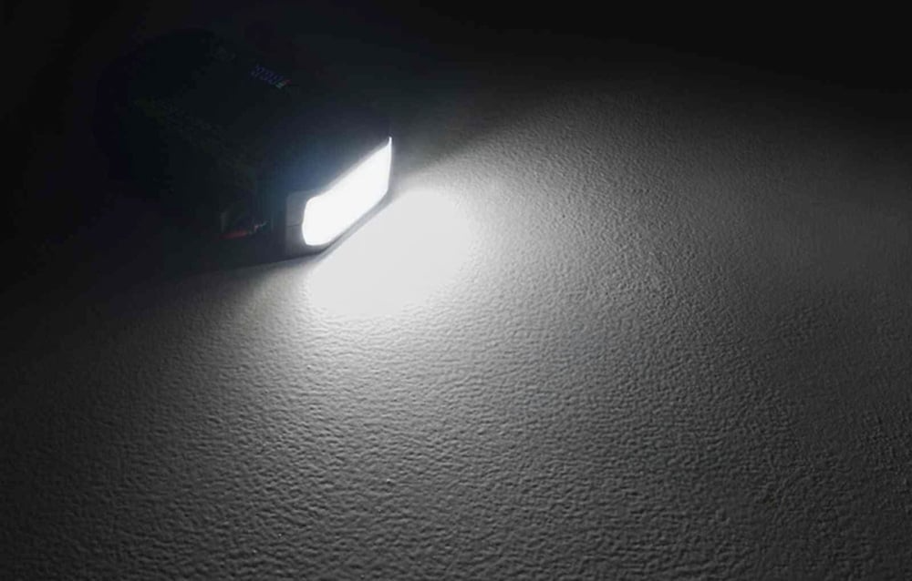 Przenoszenie urządzenia rozruchowego LOKITHOR J5000 PRO za uchwyt